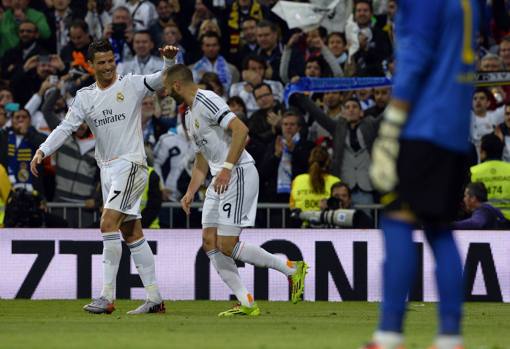 Ronaldo si congratula con Benzema. Afp